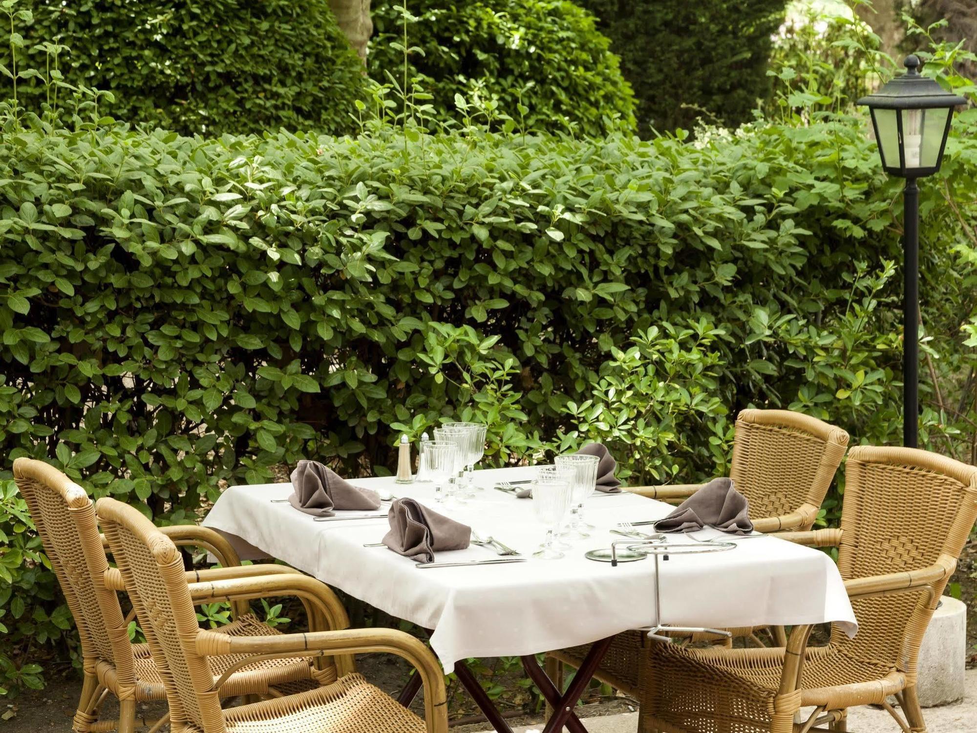 La Touloubre Hotel La Barben Eksteriør billede