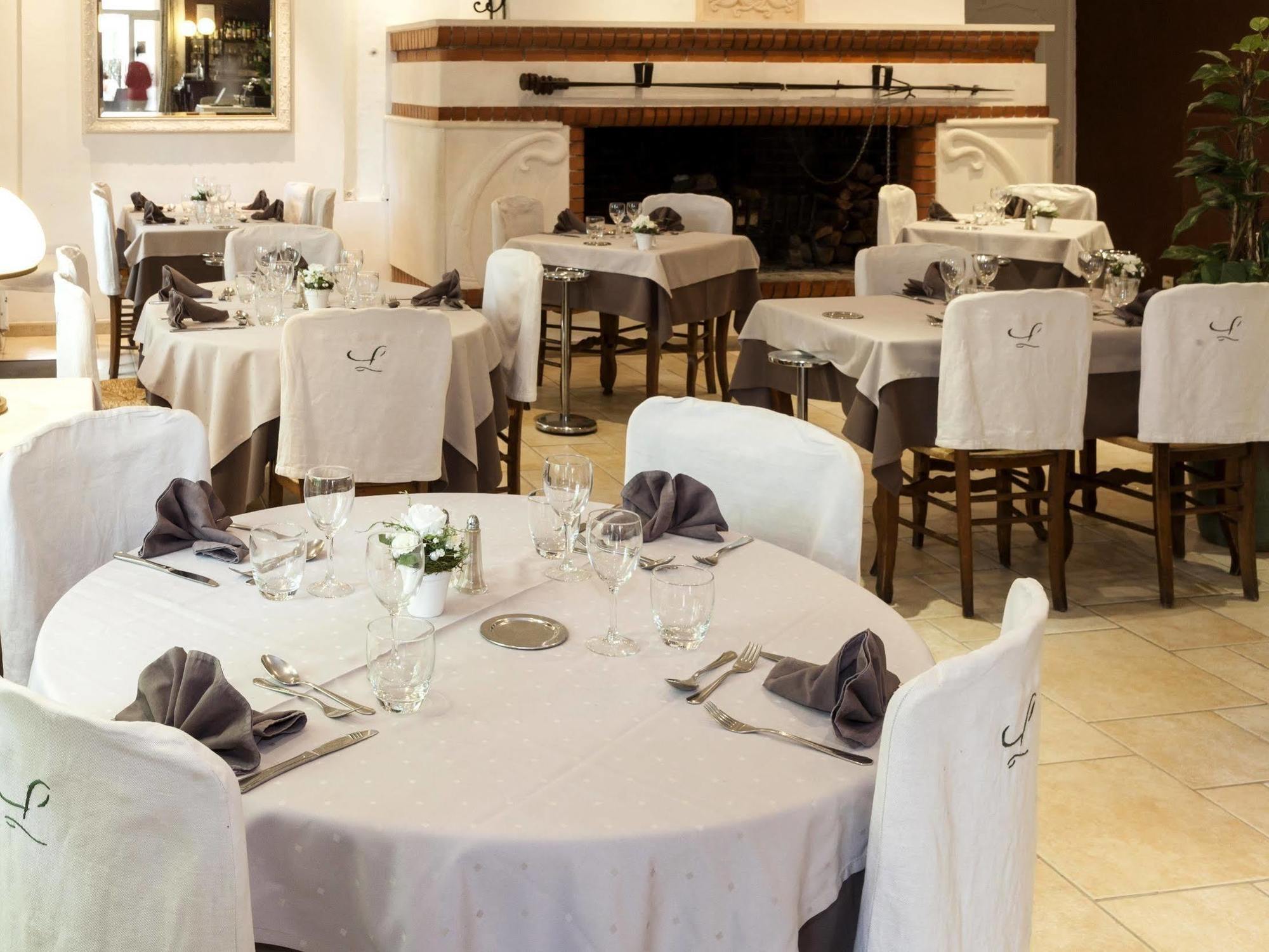 La Touloubre Hotel La Barben Eksteriør billede