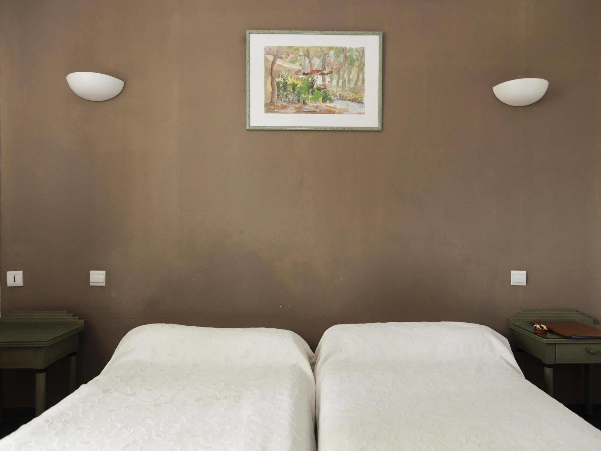 La Touloubre Hotel La Barben Eksteriør billede
