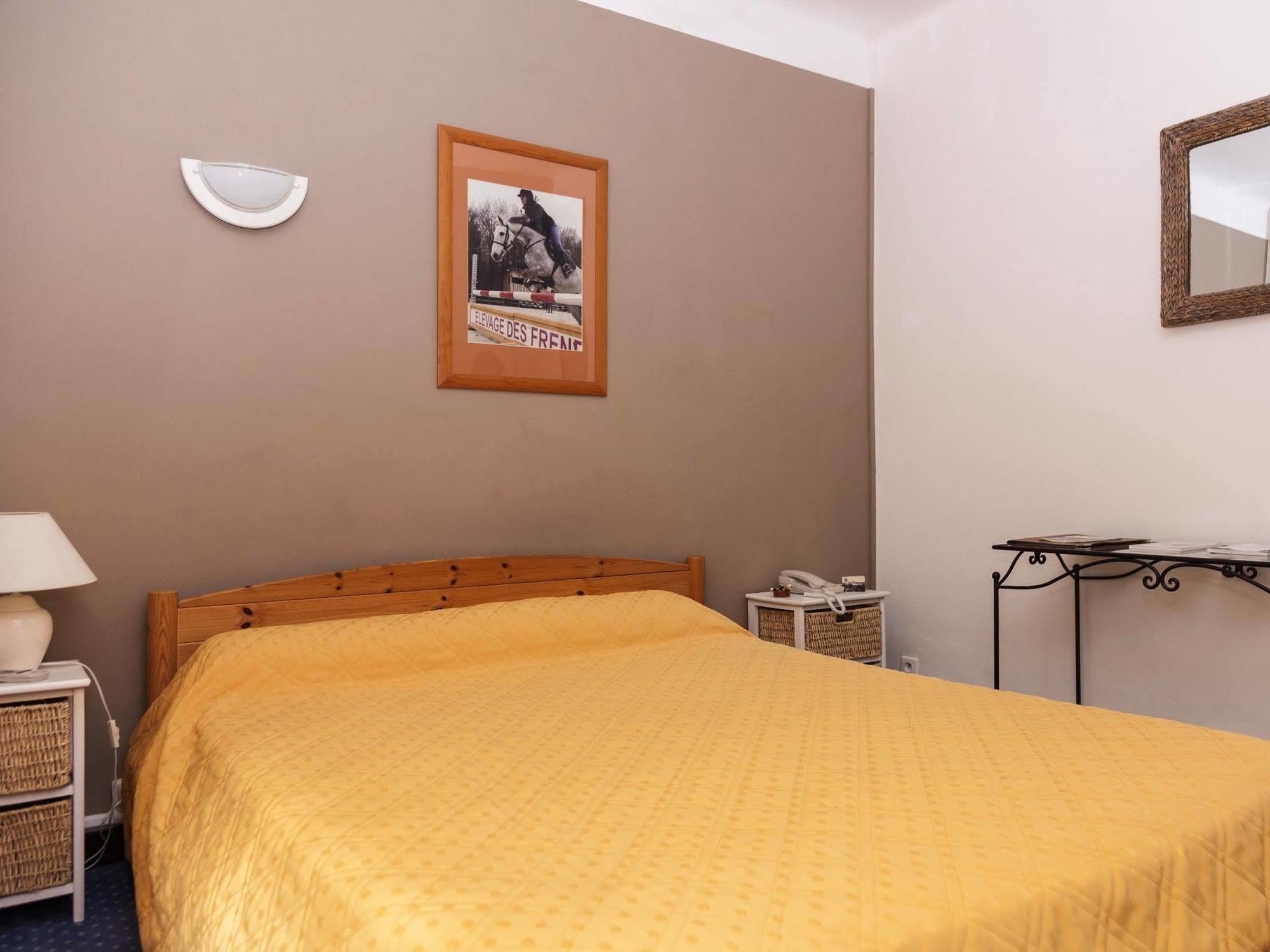 La Touloubre Hotel La Barben Eksteriør billede
