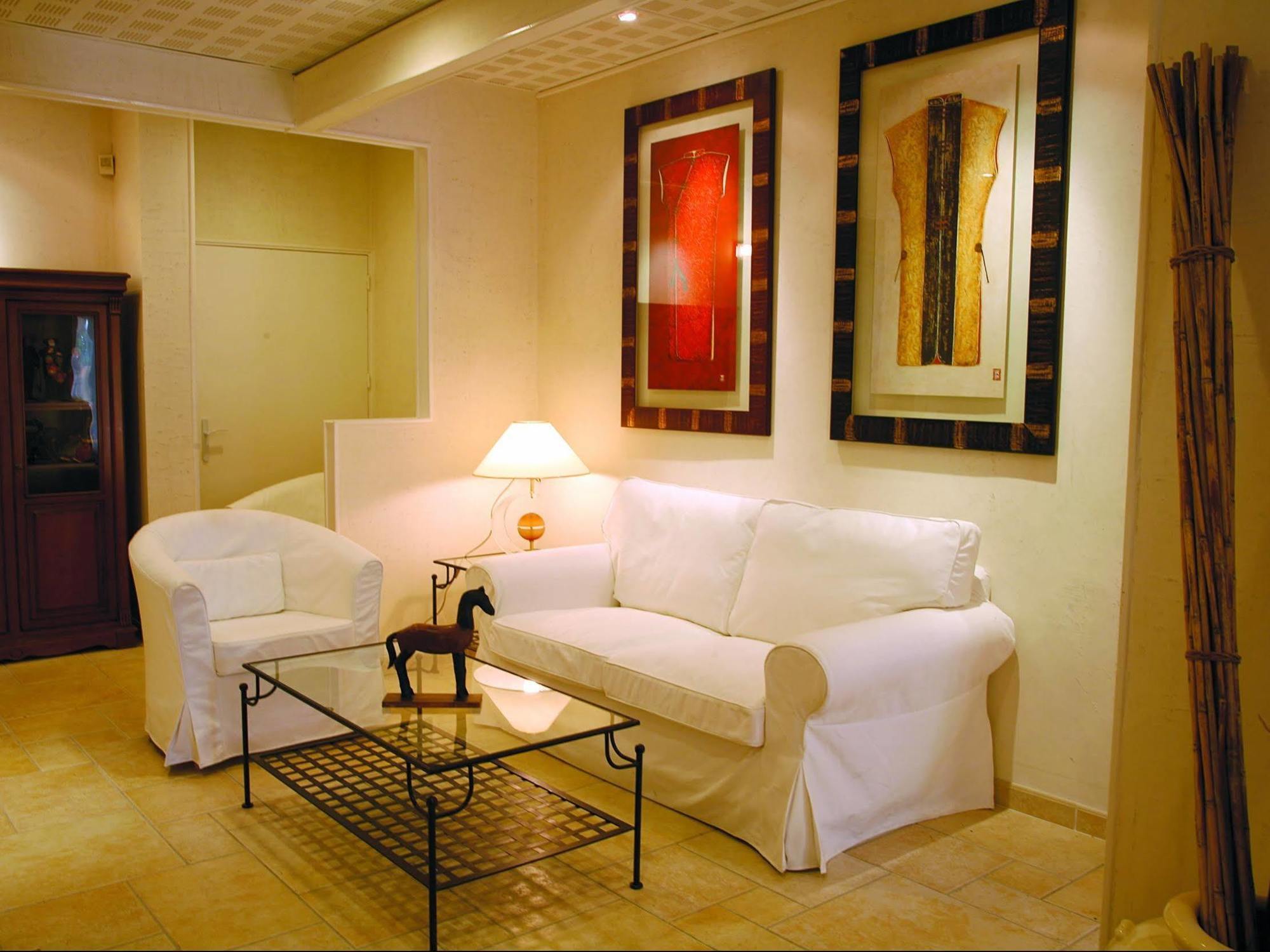 La Touloubre Hotel La Barben Eksteriør billede