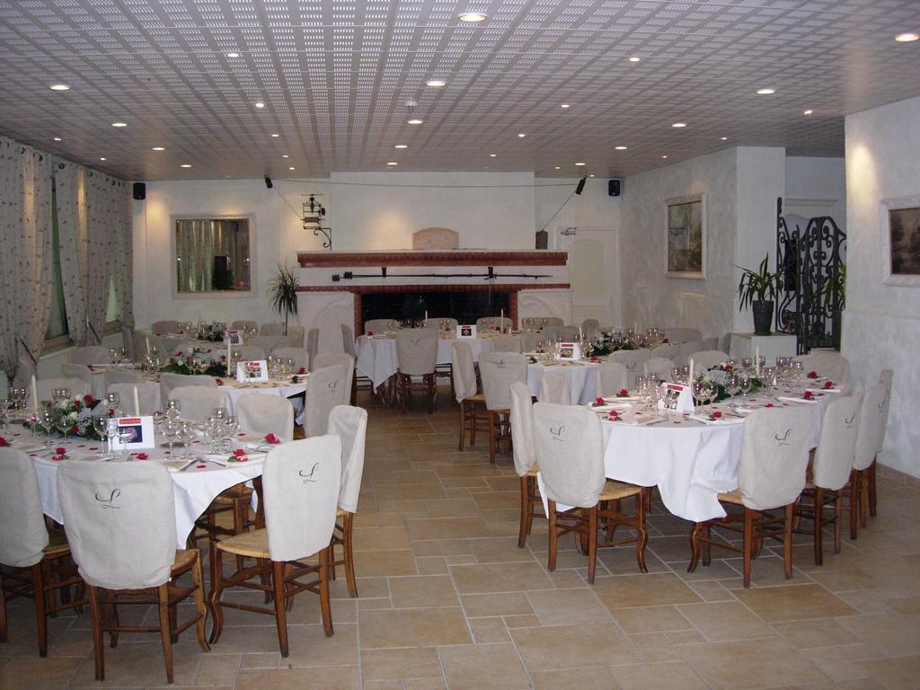 La Touloubre Hotel La Barben Eksteriør billede