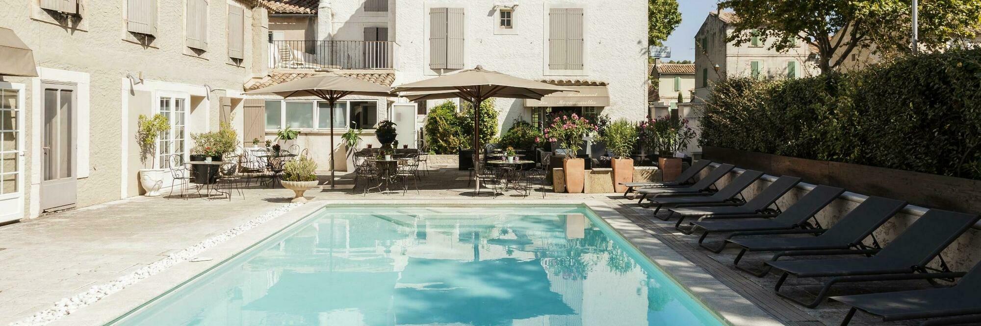 La Touloubre Hotel La Barben Eksteriør billede
